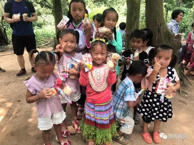 The Miao children in Huqiu Village, Qingyuan District, Ji'an