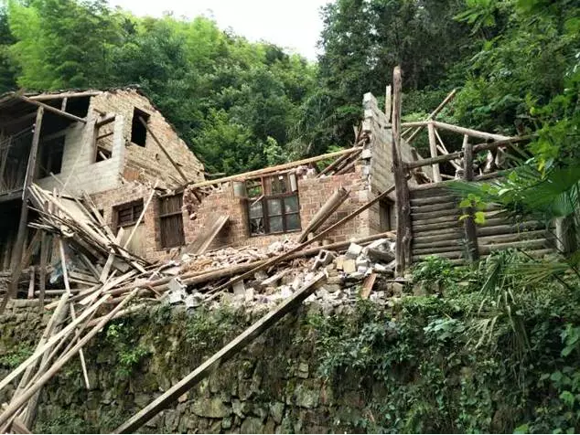 Torrential rain caused two houses collapsed in Xinhua County, Loudi, Hunan.