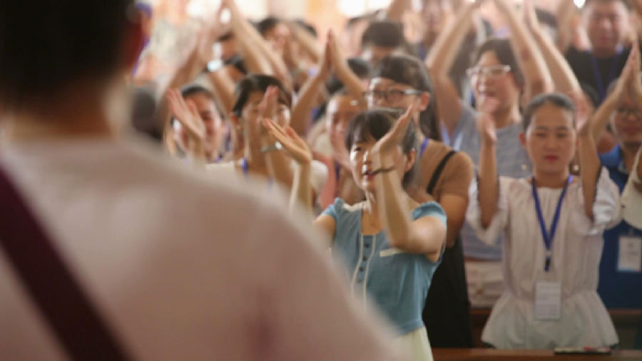 The congregation sang hymns to worship God.