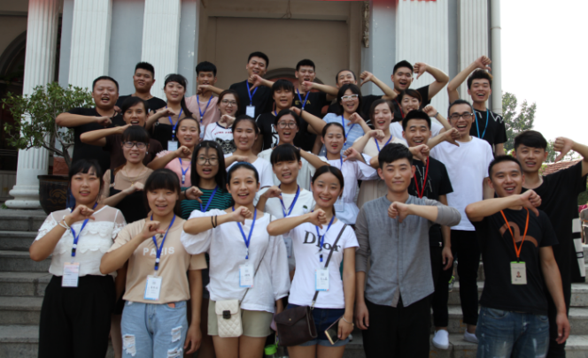 Group photo: the children and the band posed the 