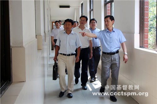 Deputy Division Chief Wei Yanjun and Section Chief Zhang Zhenyang from the State Administration for Religious Affairs investigated Henan Bible Junior School on August 17, 2017. 