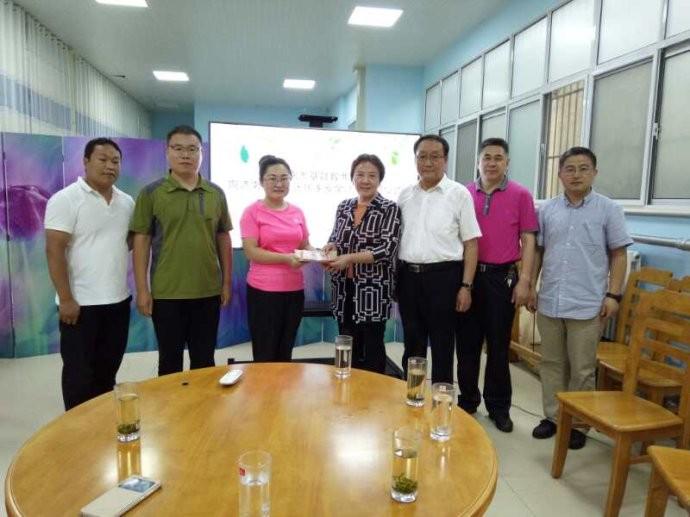 The Ji'nan CCC&TSPM gave a donation of 10,000 yuan to a local social service center. 