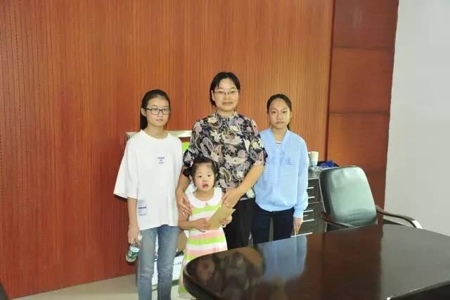 Rev. Wang Lifen gave funds to three students 