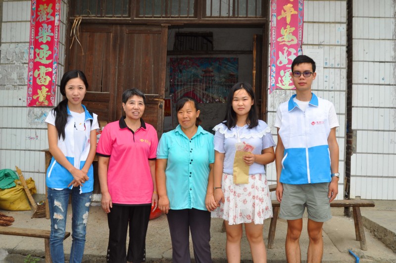 The Lengshuitan Church’s volunteer team gave financial aid to two students in Chujiangyu Village of Fengjiaoshan Town, Yongzhou, Hunan