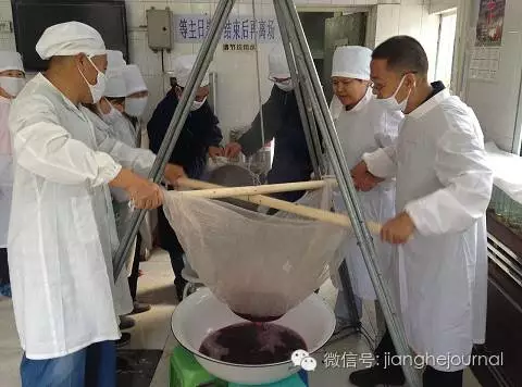 Urumqi Mingde Church produced grape juice. 