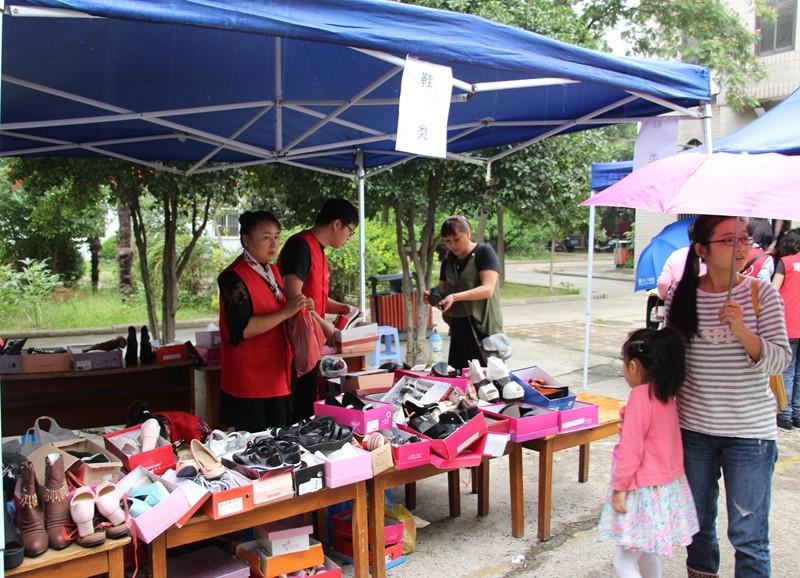 Kunshan Church held a bazaar at its courtyard on September 23, 2017. 