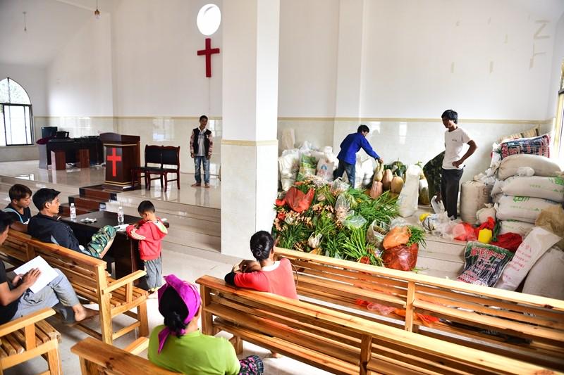 Believers brought their firstfruits to Banli Church on Sept 21, 2017.