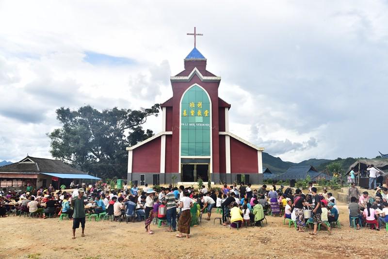Lahu Christians enjoyed the "love feast" in front of Banli Church.