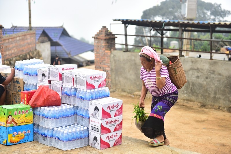 Thanksgiving day of Laku people A Christian woman takes vegetable and fruits to the church.