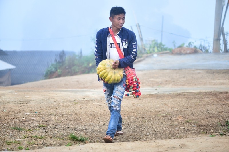 Thanksgiving day of Laku people A Christian brother is taking a pumpkin to the church.