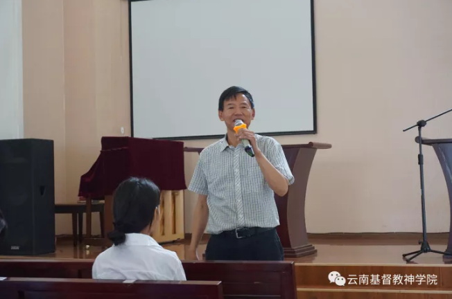 Rev. Luo Deshun gave a speech in the opening ceremony of the seminary's second correspondence program. 