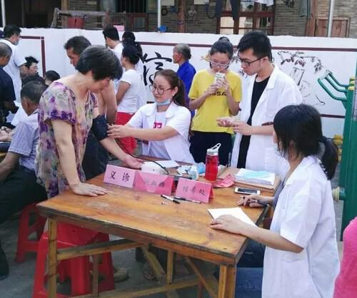 The medical team of Bethesda Volunteer Service Center offered treatment to people in Gaoyang Village. 