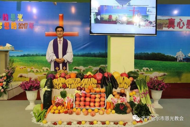 Rev. Jin Taicheng gave a sermon in the evening gala held by Enguang Church on Oct 15, 2017. 