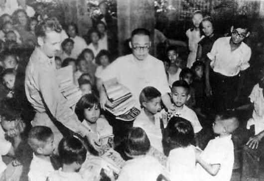 Tao Xingzhi (middle) and the children 