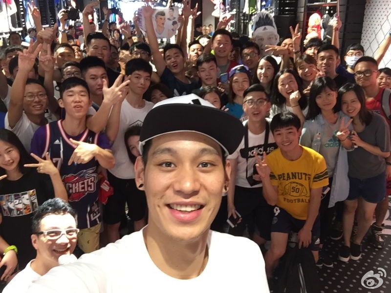 Photo: Jeremy Lin with his fans