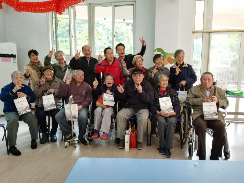 On October 27, 2017, a four-person group of Wuxi Church visited seniors in a local nursing home. 