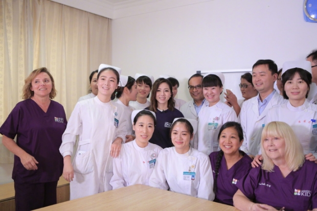 Group photo: G.E.M., the volunteers of Mending Kids, and staff of  Henan Provincial People’s Hospital.