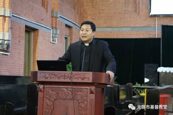 Priest Guo Mandong shared the Catholic etiquette in Wuxi Church 