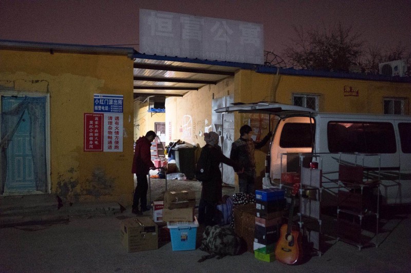 Brother Zhao and other Christians helped a family move to another place. 