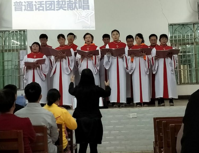 The choir of Xinshi Church sang hymns. 
