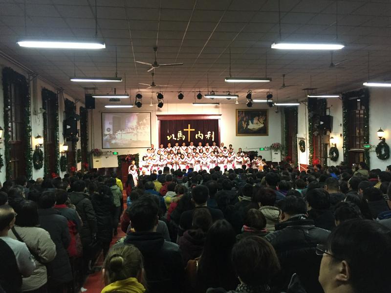 Beijing Gangwashi Church: the chorus presented hymns.