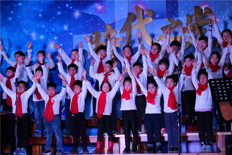 Suzhou Dushu Lake Church: children danced with the hymn "Away in A Manger".