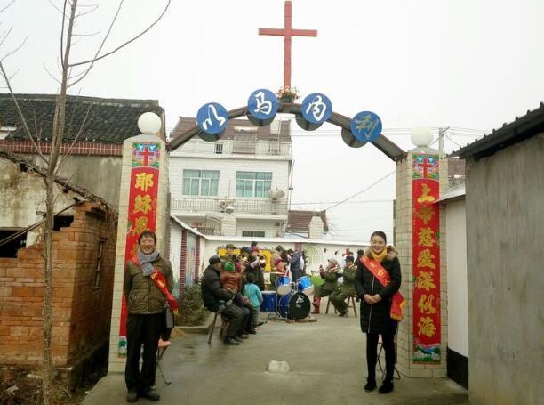 Two church members stood at the gate of Shengguang Church to greet people on January 17, 2018. 