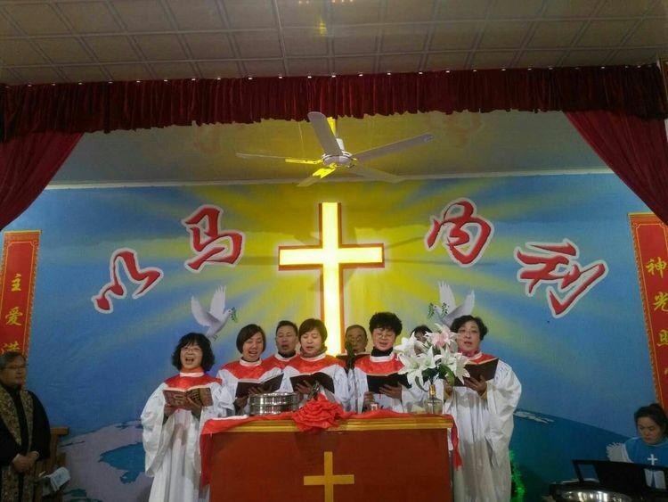 The choir of Shengguang Church presented anthems in the opening ceremony.