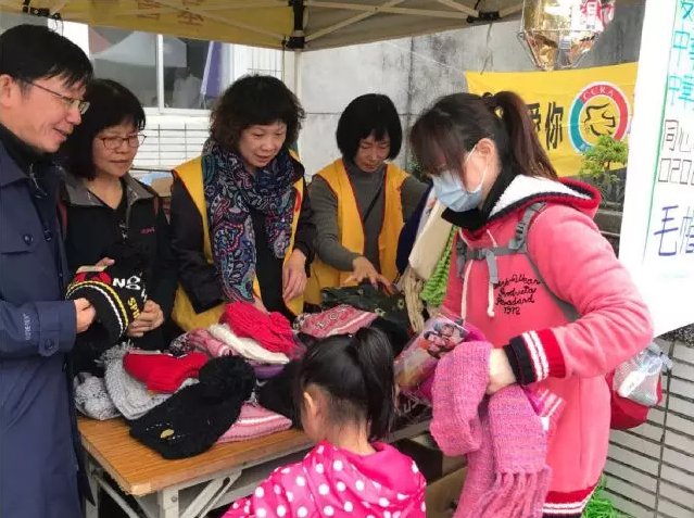 Amity and its Taiwan partners distributed hats and scarves to people temporarily relocated in a primary school of Taiwan. 