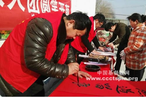 A participant wrote Spring Festival Couplets in a community of Suzhou. 