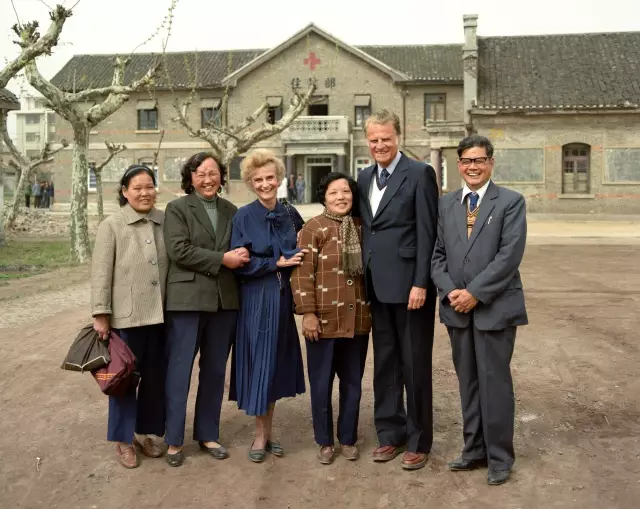 Billy Graham and Ruth Bell visited Ruth's birth place in Huaiyin, Jiangsu, 1988