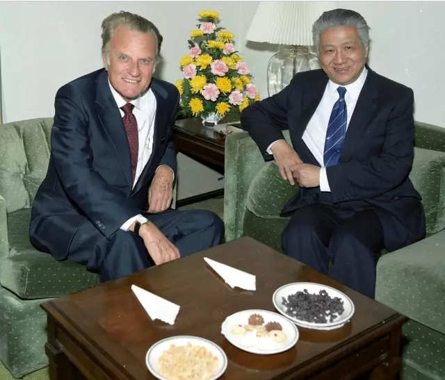 Billy Graham was received by Bishop Ding Guangxun (Bishop K.H.Ting), president and chairman emeritus of CCC&TSPM, in 1988. 