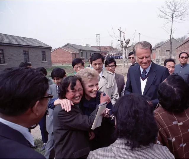 In 1988, Ruth Bell Graham met her childhood friend in Huai'an where she was born to the Bells. 
