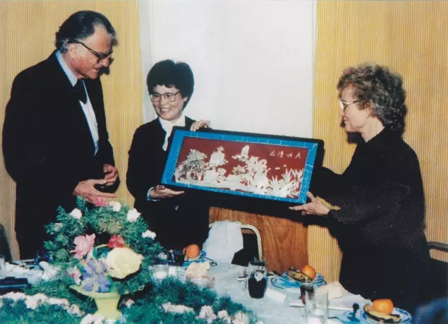 The mayor of Huai‘an sent a painting to the Grahams in 1988.