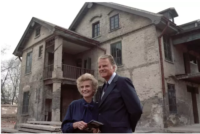 Billy and Ruth Graham visited Ruth's birthplace in Huaiyin, 1988.