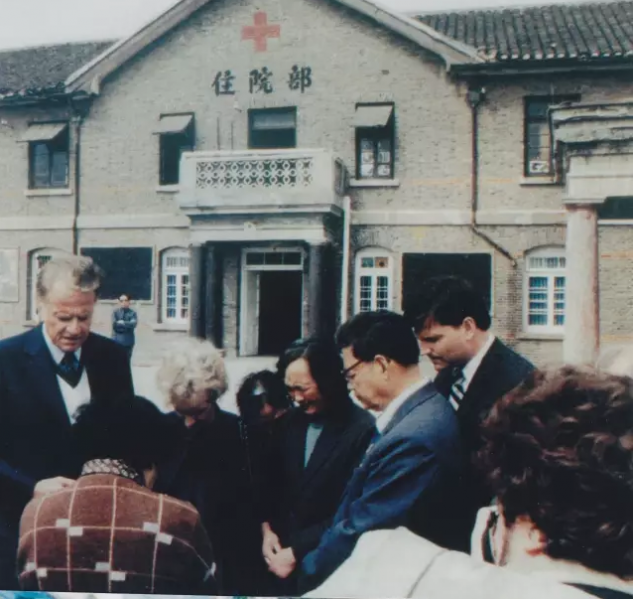 Billy and Ruth Graham prayed with Huai'an believers, 1988. 