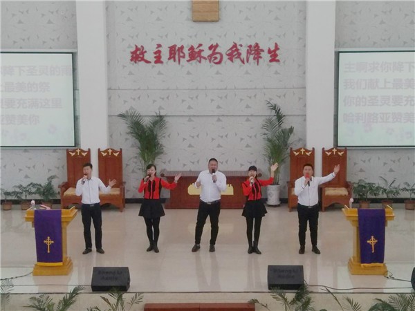 The praise and worship team of Dongfeng Church led the congregation to worship the Lord. 