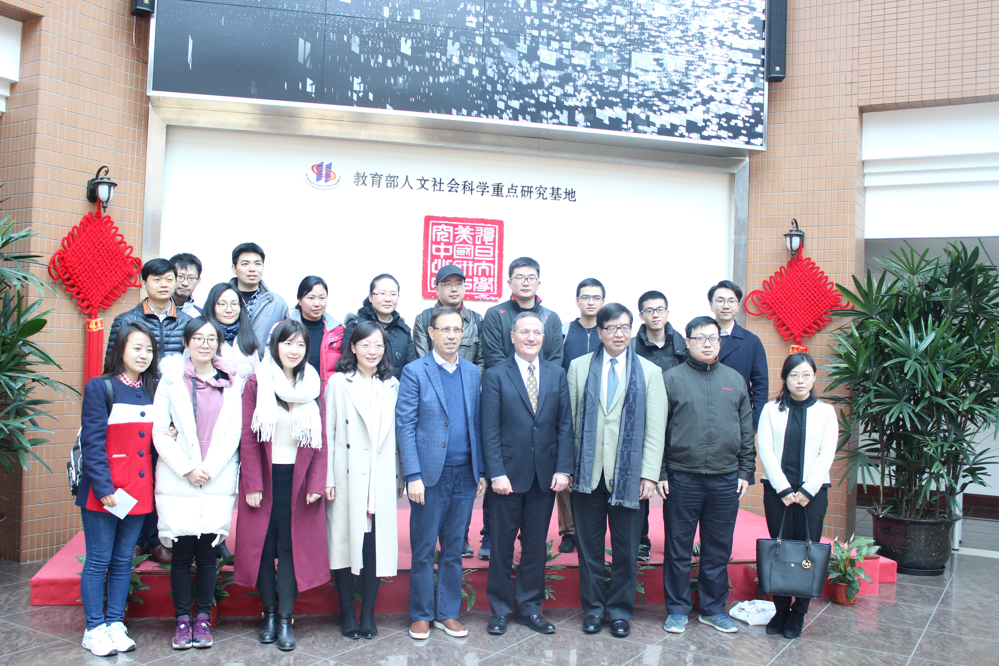 Group photo: Dr. Brian J. Grim, Carlos Wizard, and the participants who attended the lecture "Religion's Contribution to the US Economy" on March 5, 2018. 
