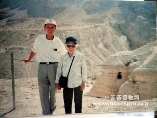 Professor Mo Ruxi and her husband Rev. Xu Dingxin stood before Qumran Caves in 1996.