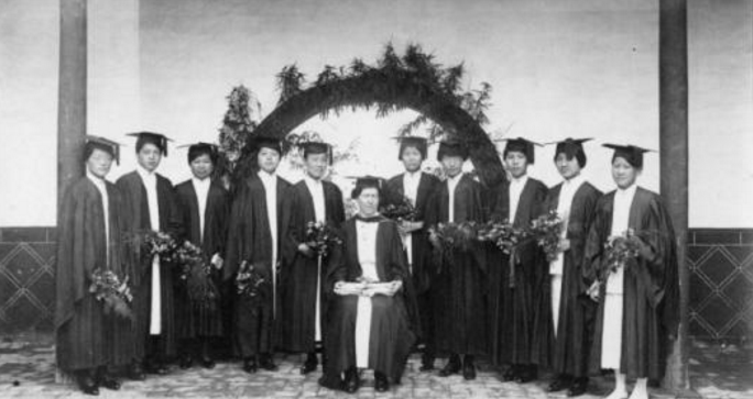 Mrs. Laurence Thurston(middle) and graduates of Ginling College