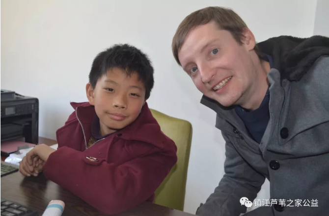 On March 10, 2018, a member of the Diakonie network met a boy who joined in Home of the Reed's project of making butterfly with color paper. 
