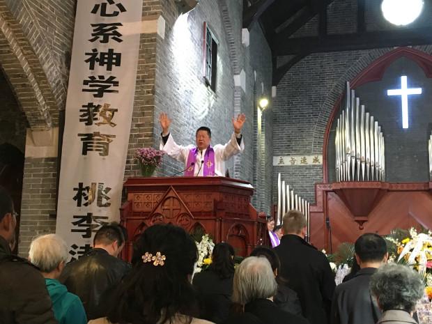 Rev. Chen Yilu, the standing vice-dean of NUTS, gave a benediction. 