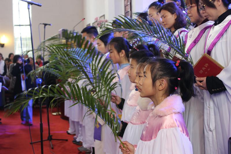 The choir of Mochou Lu Church presented hymns with palm branches in their hands on March 25, 2018.