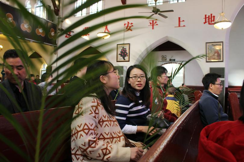 Every participant was given a palm branch in the English Palm Sunday service of Mochou Lu Church, March 25, 2018.