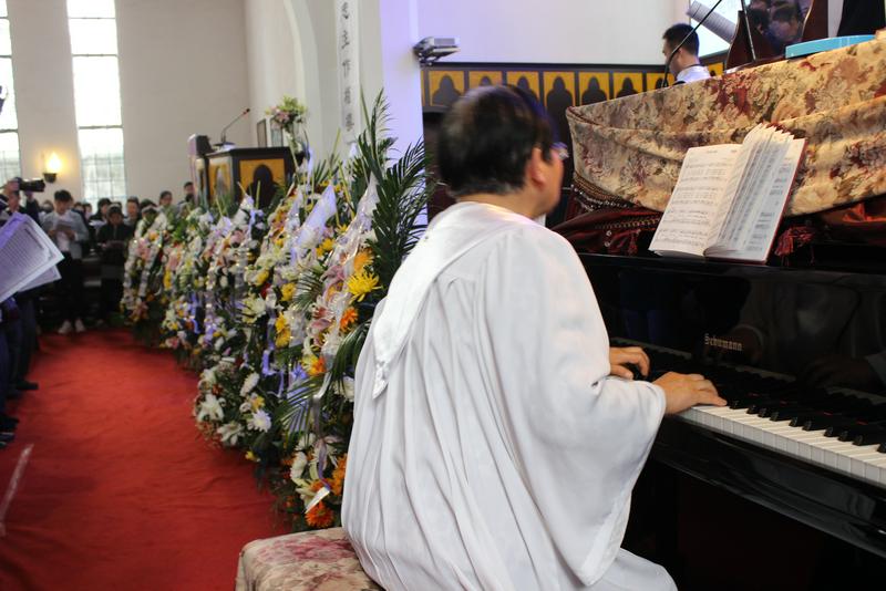 Wreaths were placed in front of the sanctuary to commemorate Xu Enci. 