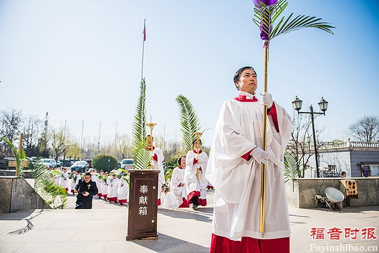 Palm Sunday Service in Yanjing Theological Seminary: the choir leader carried a cross decorated with violet fabrics, followed by two members holding white candlesticks and the rest in two lines. 