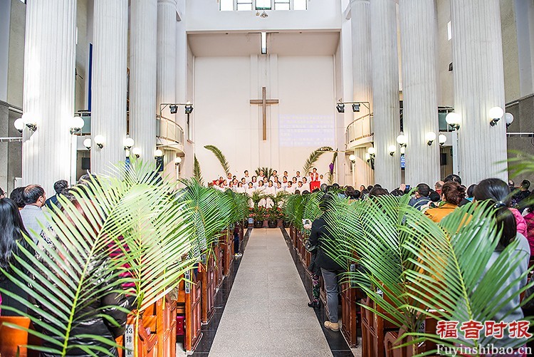 Palm Sunday Service in Yanjing Theological Seminary: palm branches were placed on the sides of the pews. 