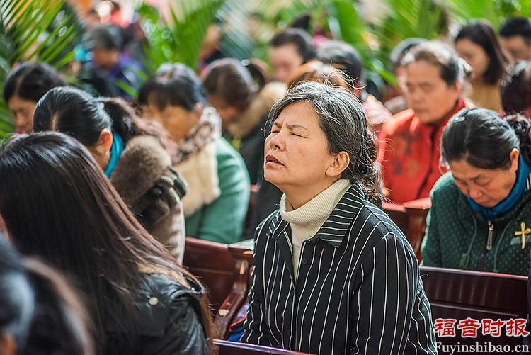 Palm Sunday Service in Yanjing Theological Seminary: the congregation prayed to God. 