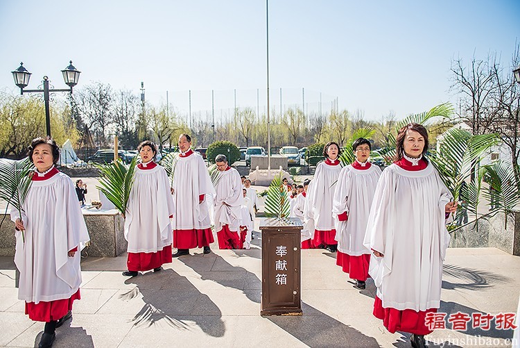Palm Sunday Service in Yanjing Theological Seminary: the choir members walked into the chapel with branches in their hands. 