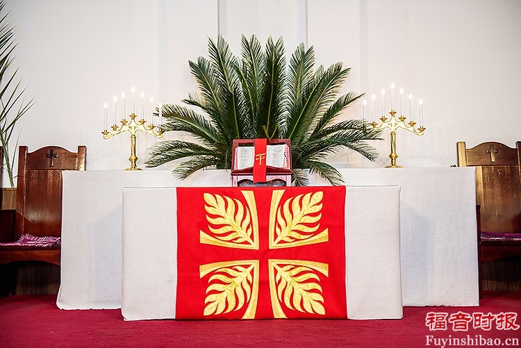 Palm Sunday Service in Yanjing Theological Seminary: the altar was adorned with a red cloth. 